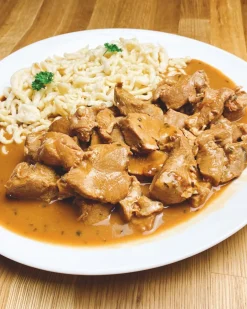 Outlet Kalbsragout in Kräuterrahmsoße Lebensmittel